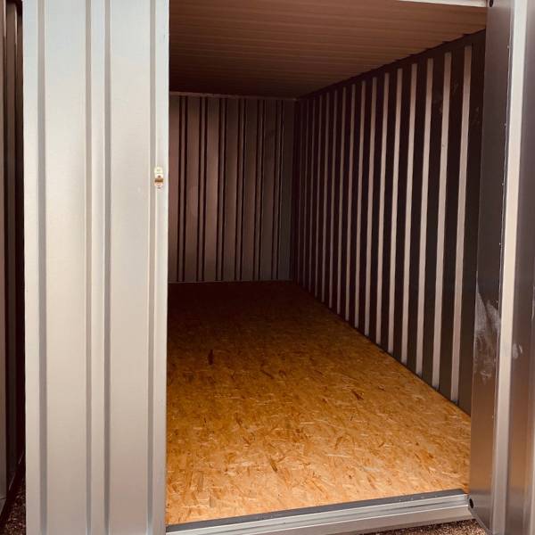 Opening the door exposes the 3/4" OSB 3 floor which has a weight bearing capacity of 100lbs/ft2.